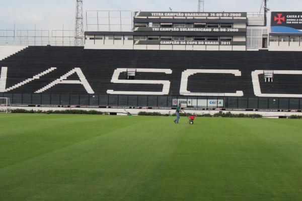 Gramado de S�o Janu�rio est� sendo tratado para ficar no 'Padr�o FIFA'