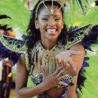 Integrante do Grupo de Acesso 1, escola que homenageia o clube de futebol Vasco da Gama, busca passistas na cidade para acompanhar a Rainha de Bateria Karine Reis (foto) no carnaval de 2015