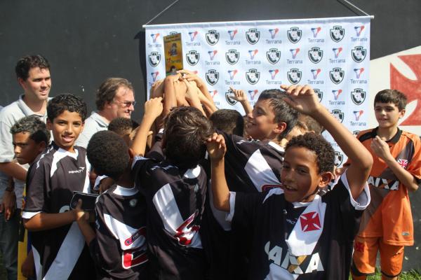 Jogadores festejam conquista do Festival Terrana de Futebol Pr-Mirim