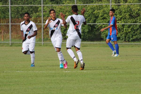Linnick comemorou seu primeiro gol ao lado de Walner e Neneca