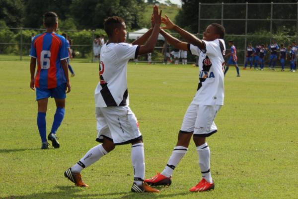 Matheus Martins (direita) marcou o segundo gol vascano