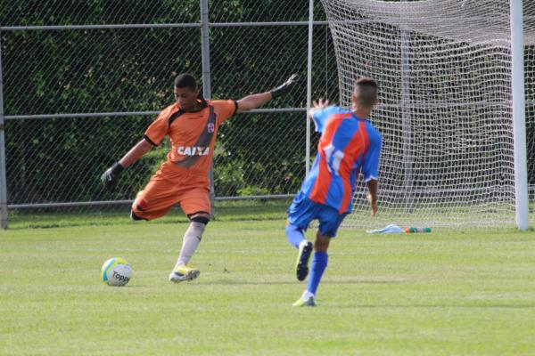Goleiro Alexander correspondeu quando foi acionado
