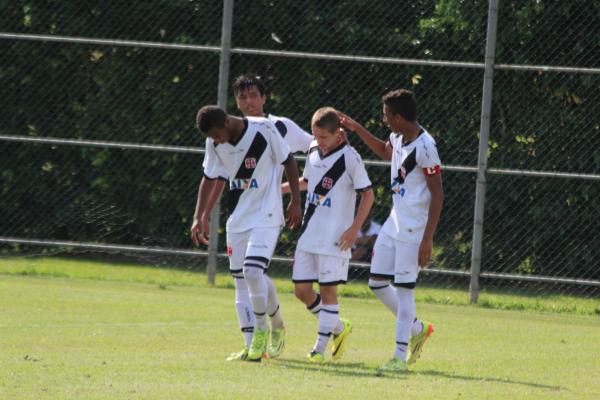 Jogadores comemoram gol marcado por Marquinhos