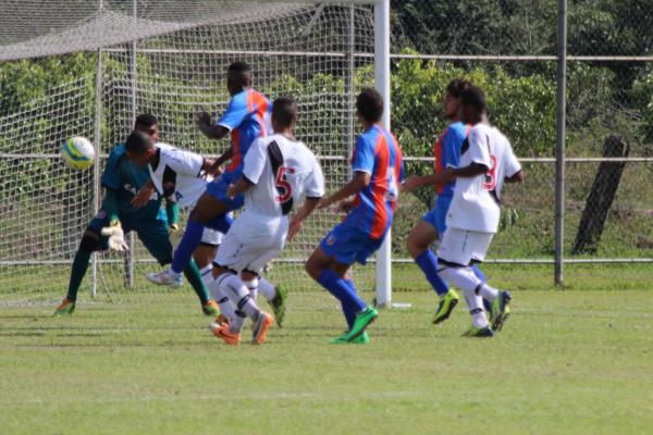 Matheus Souza afasta lance de perigo do Caxias