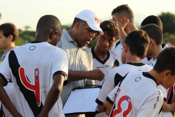 Adriano Barreto orienta jogadores vascanos