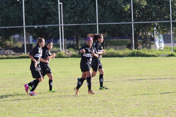Jogadoras comemoram quarto gol da partida