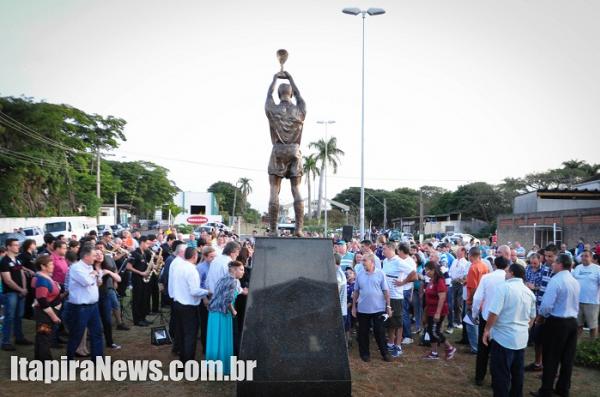 Esttua de Bellini em Itapira (SP)