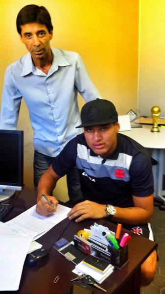 Gabriel assinando contrato no Estdio de So Janurio