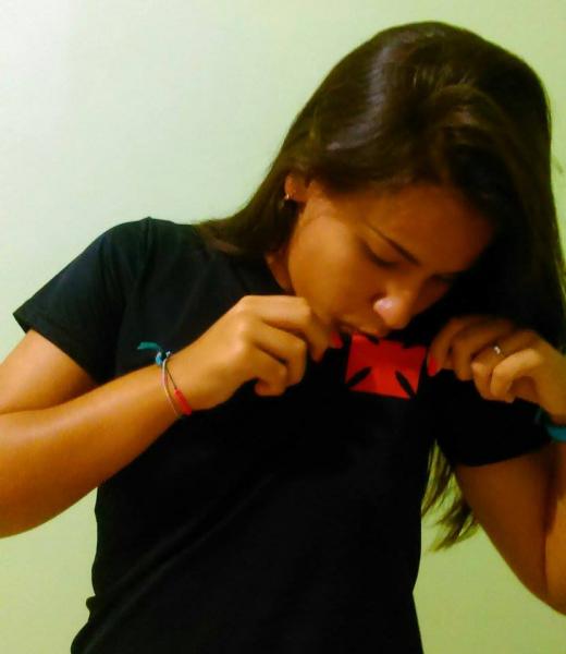 Com orgulo, Brenda beija o escudo do clube do corao