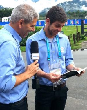 Juninho Pernambucano lendo biografia de Pirlo