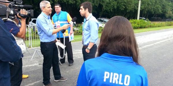 Juninho d entrevista  TV Globo sobre o encontro. A filha Maria Clara usa a camisa de Pirlo
