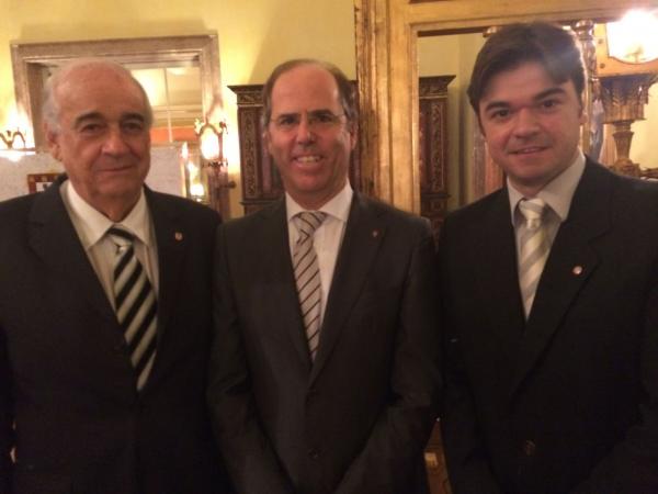 Ablio Borges, presidente do Conselho Deliberativo; Nuno de Mello Bello, Cnsul-Geral de Portugal; Mario Augusto Borges, filho de Ablio