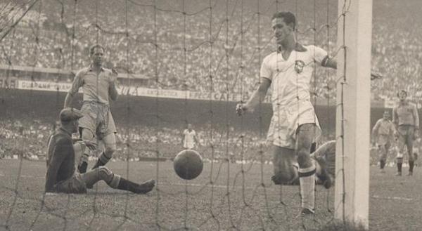 Ademir marca contra a Sucia, pelo quadrangular final da Copa de 50