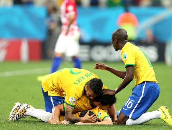 Cado, Oscar recebe o abrao de Fred, Daniel Alves e Ramires