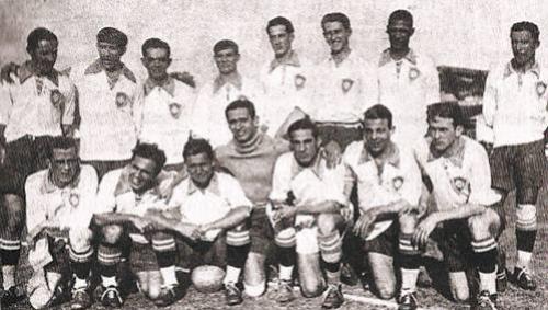 Seleo Brasileira em 1930: Brilhante, Fernando, Hermgenes, Nilo, Carvalho Leite, Itlia, Fausto e Santana; ajoelhados vemos Tephilo, Benevenuto, Benedito, Velloso, Doca, Russinho e Preguinho.