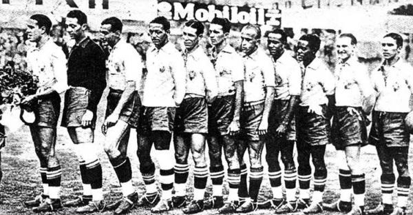 Seleo Brasileira em 1934: Martin, Roberto Pedrosa, Sylvio Hoffmann, Tinoco, Luiz Luz, Canalli, Patesko, Waldemar de Britto, Lenidas da Silva, Armandinho e Luisinho