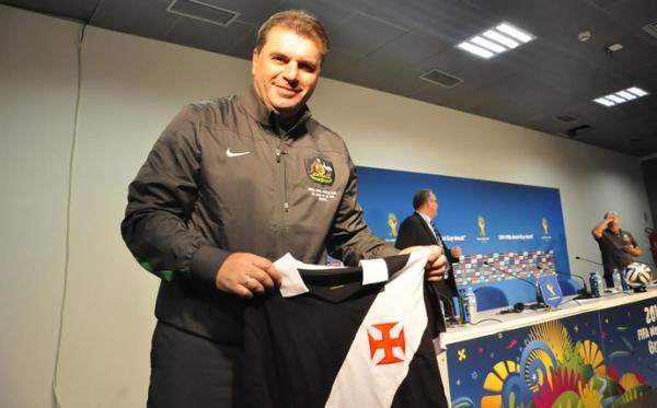 Ange Postecoglou exibe a camisa do 