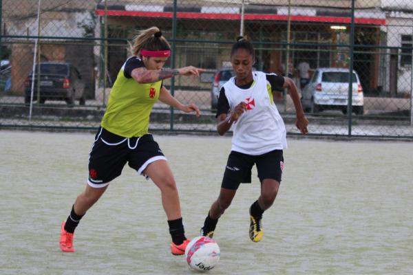 Gaby (esquerda) durante treinamento em So Janurio