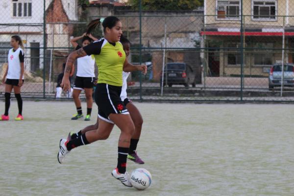 Brena (sem colete) em ao durante atividade na Colina