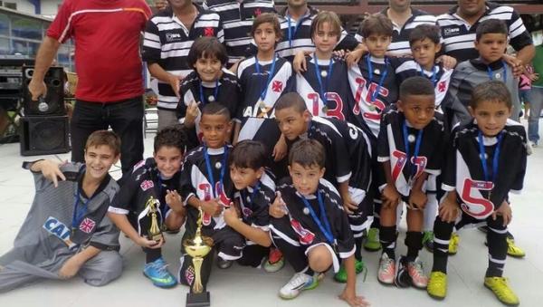 Em p (segundo da esquerda para a direita), no estadual de futsal, Guga j marcou pelo menos oito gols