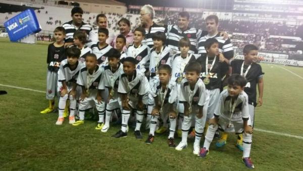 Guga (em p, segundo da esquerda para a direita)  f de Neymar