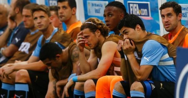 Do banco, Martn Silva (1  direita) acompanha a derrota uruguaia