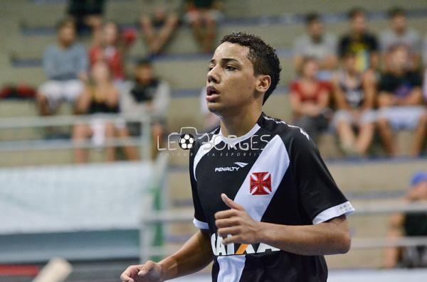 Caio foi o autor do primeiro gol do Vasco na prorrogao.