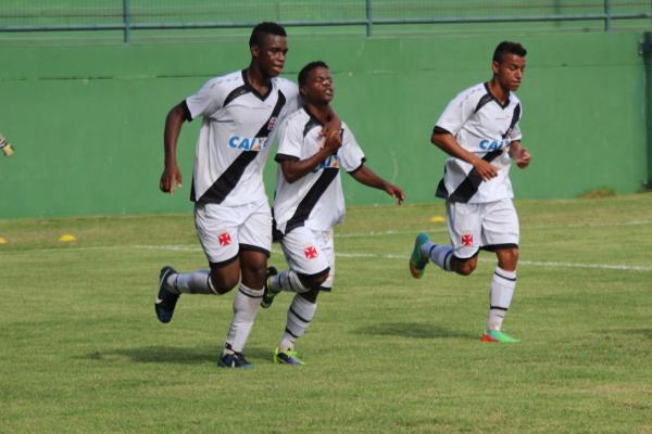 Robinho (centro) foi o nome do clssico