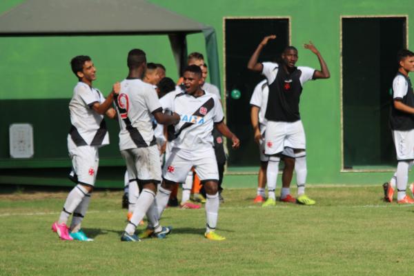 J (nmero 9) e Neneca (direita) festejam segundo gol do jogo