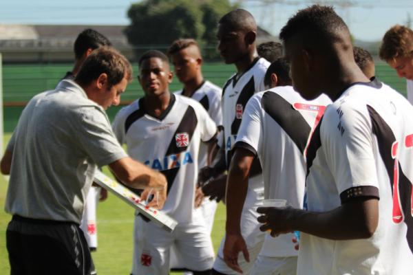 Luiz Felipe orienta jogadores do Vasco