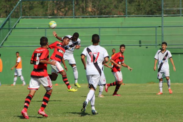 Defesa vascana se comportou bem diante do Flamengo
