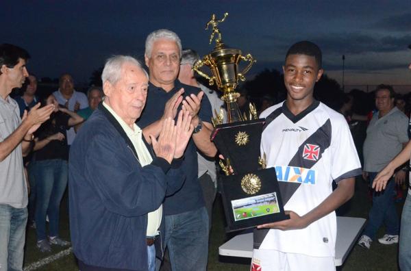 Observado por DInamite, Calada entregou taa para o capito Marcelo