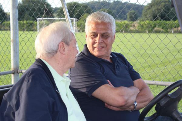 Calada e Roberto Dinamite conversando durante o intervalo da deciso