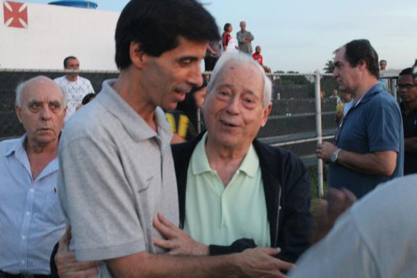 Calada recebe o cumprimento de Mauro Galvo