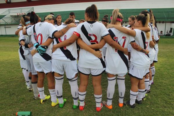 Jogadoras da equipe adulta festejam vitria conquistada em Cabo Frio