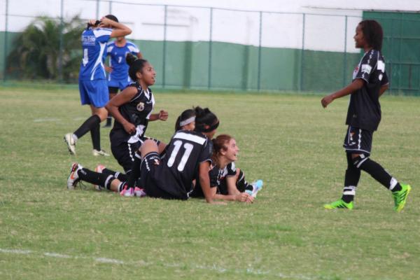 Jogadoras festejam gol marcado pela lateral-direita Rafaela Bastos