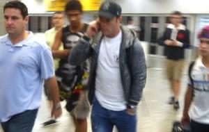 Kleber chega no Rio sem falar com os torcedores que o aguardavam