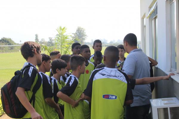 Jogadores do sub-13 escutam orientaes de Ricardo Lopes, coordenador do sub-15