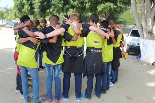 Delegao infantil rezando antes da viagem