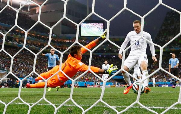 Gol de Rooney vencendo o titular Muslera