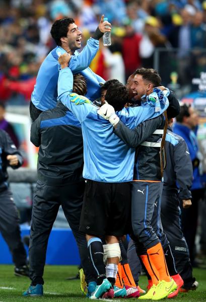 Jogadores, entre eles Martn Silva ( direita), comemoram o fim do jogo