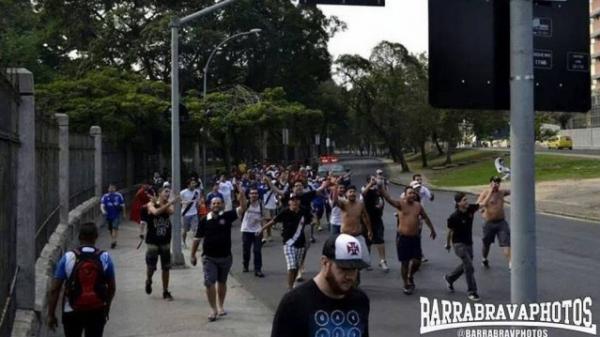 Los de Abajo e Guerreiros do Almirante indo juntas ao Maracan ver Chile x Espanha