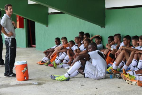 Luiz Felipe se despedindo dos jogadores do infantil