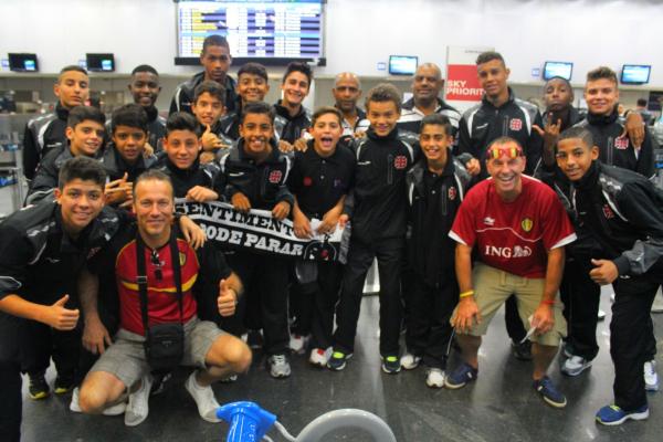 Belgas tiraram fotos com atletas da categoria sub-13 do Vasco