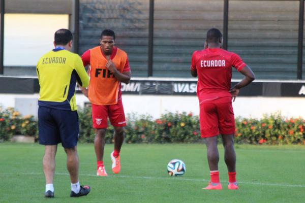 Jogador do Manchester United, Antonio Valncia (de colete)  um dos destaques do Equador