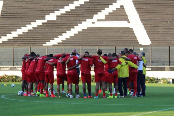 Delegao rezou alguns minutos antes do treinamento