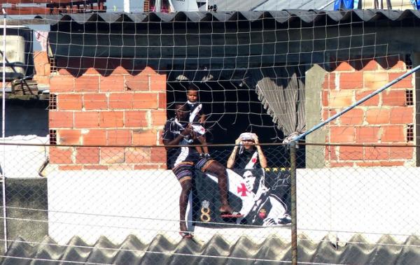 Torcida assiste ao treino do Vasco