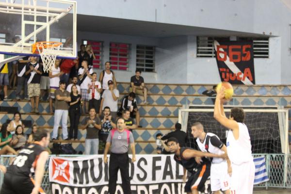 Marcellus momentos antes de anotar mais dois pontos para o Vasco