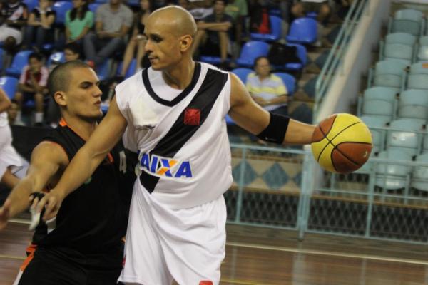 Ricardinho (9) foi um dos destaques do Vasco na partida