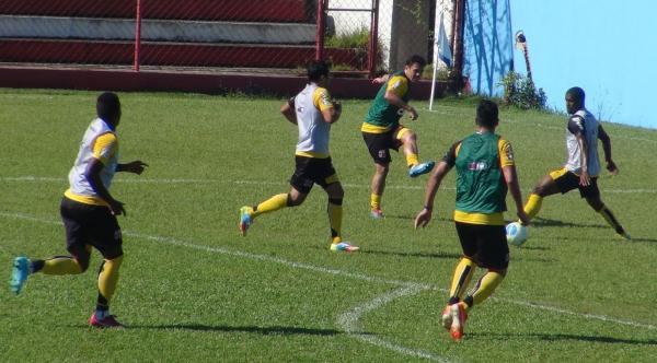 Jogadores suaram a camisa no treino desta quarta